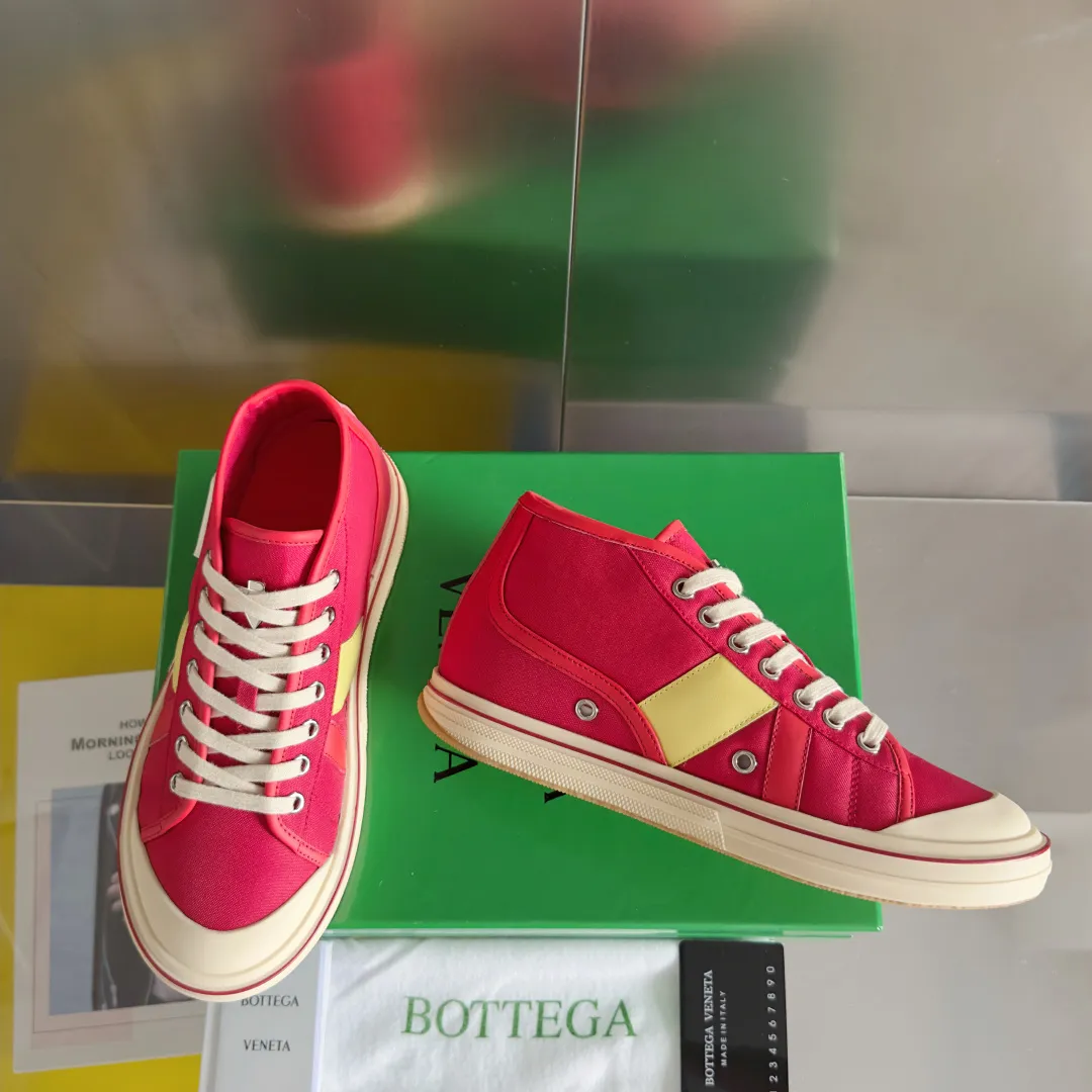 Top version: Couple model 580💰 Bottega Veneta Bottega Veneta BV’s latest Eliot series retro basketball shoes casual sports canvas shoes Bottega Veneta 2025 spring and summer show new shoes Eliot is on the market. Inspired by retro basketball sneakers, the color combination highlights youthful vitality and perfectly interprets the theme of youth and childlike innocence. The details are also very particular. The summer canvas brings excellent durability and comfort. Designs such as calfskin trim, rubber toe caps and hand-painted retro red lines are full of retro feel. The round toe and convex sole add a modern feel. Exquisite packaging at the delivery counter🛍📦 ▪️Fabrics: Original customized high-density canvas + cowhide ▪️Inner lining: Original customized breathable canvas ▪️Sole: Original open-molded anti-slip TPU material ▪️Sole thickness: 3CM ▪️Size: Women’s 35-41 / [Men’s 39-45 pre-sale]